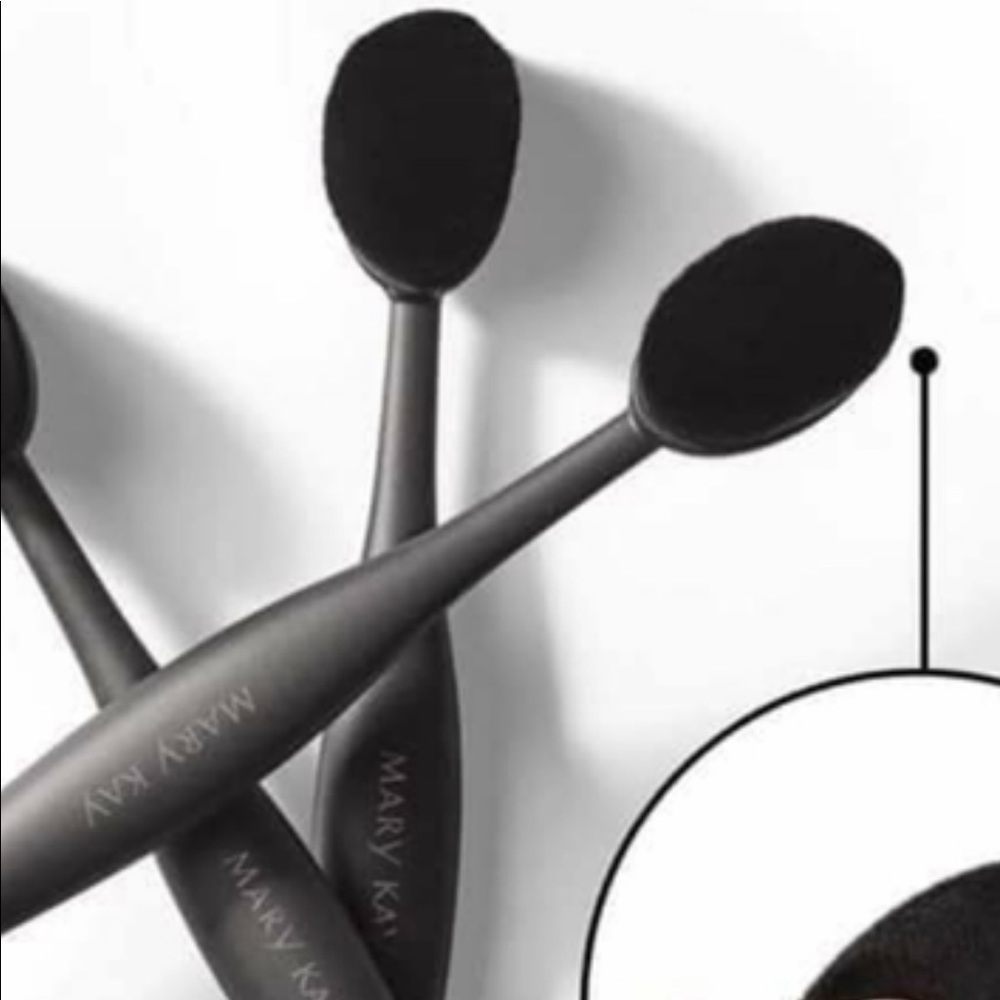 Mary Kay blending brush, new in box.